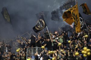 Aficionados de Los Angeles FC celebran durante el partido de fútbol entre Los Angeles FC y Club América en el BMO Stadium de Los Ángeles, California, EE. UU.EFE/EPA/ALLISON DINNER