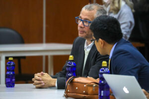 El exvicepresidente de Ecuador Jorge Glas (c), asiste a la sala de audiencias este lunes, en la Corte Nacional de Justicia, en Quito (Ecuador). EFE/José Jácome