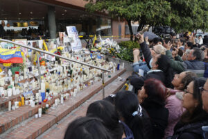 Personas rezan por la salud del senador Miguel Uribe este martes, frente a la Clínica Fundación Santa Fe de Bogotá (Colombia). EFE/ Mauricio Dueñas Castañeda