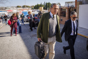 Imagen de archivo de José María García Carranza (2d), abogado de Luis Martínez de Irujo Hohenlohe-Langenburg, nieto de la duquesa de Alba, saliendo del Juzgado de Primera Instancia e Instrucción 1 de Sanlúcar la Mayor (Sevilla), tras asistir a la declaración de su defendido en el marco de la investigación por supuestas extracciones de agua no autorizadas en la finca Aljobar de Aznalcázar, en el entorno de Doñana. EFE/ Julio Muñoz