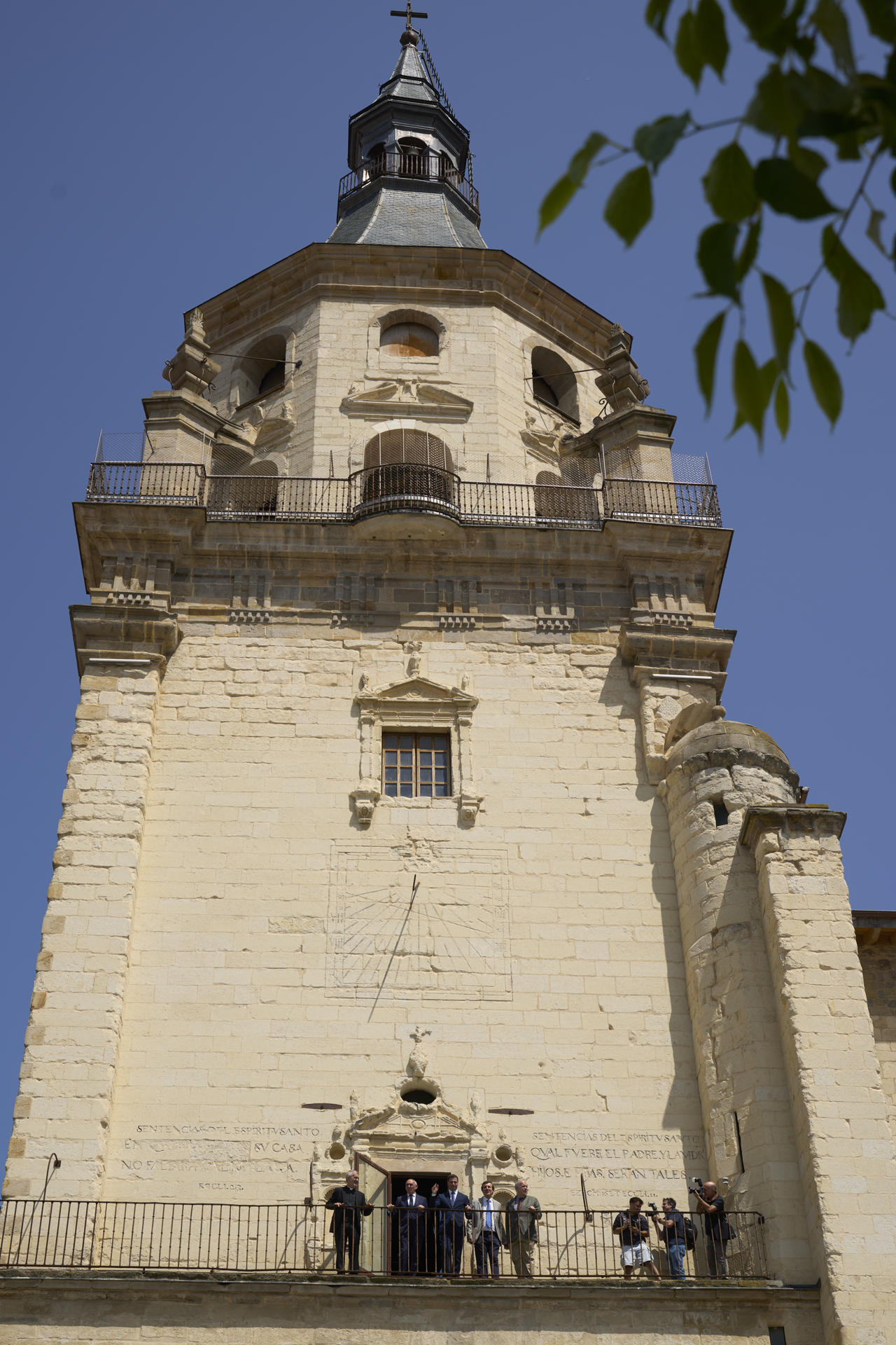La catedral Santa María de Vitoria ha celebrado este martes su vigésimo quinto aniversario como "referente internacional" de un modelo "revolucionario" de restauración: 'Abierto por obras', consistente en visitas guiadas para conocer 'in situ' la evolución de las obras de recuperación y la historia de la capital alavesa. El lehendakari, Imanol Pradales (c), y el diputado general de Álava, Ramiro González (2i), junto con el técnico de la catedral, Leandro Cámara (d), el director gerente, Jon Lasa (2d) y el Dean de la Catedral, José Miguel Lúcas (i), han presidido el acto de conmemoración de estos 25 años de actividad de la Fundación Catedral Santa María, durante los cuales dos millones de visitantes en participado en estas visitas guiadas. EFE/ Adrián Ruiz-Hierro
