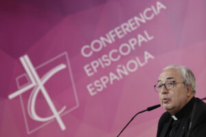 El portavoz de la Conferencia Episcopal Española (CEE), César García Magán, da una rueda de prensa tras la reunión de la Comisión Permanente de la Conferencia Episcopal Española (CEE), este viernes en Madrid. EFE/ Sergio Pérez