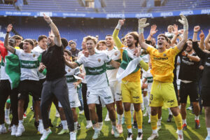 Jugadores y cuerpo técnico del Elche celebran su ascenso a Primera División a la finalización del encuentro que han disputado frente al Deportivo en el estadio de Riazor, en La Coruña. EFE/Cabalar.
