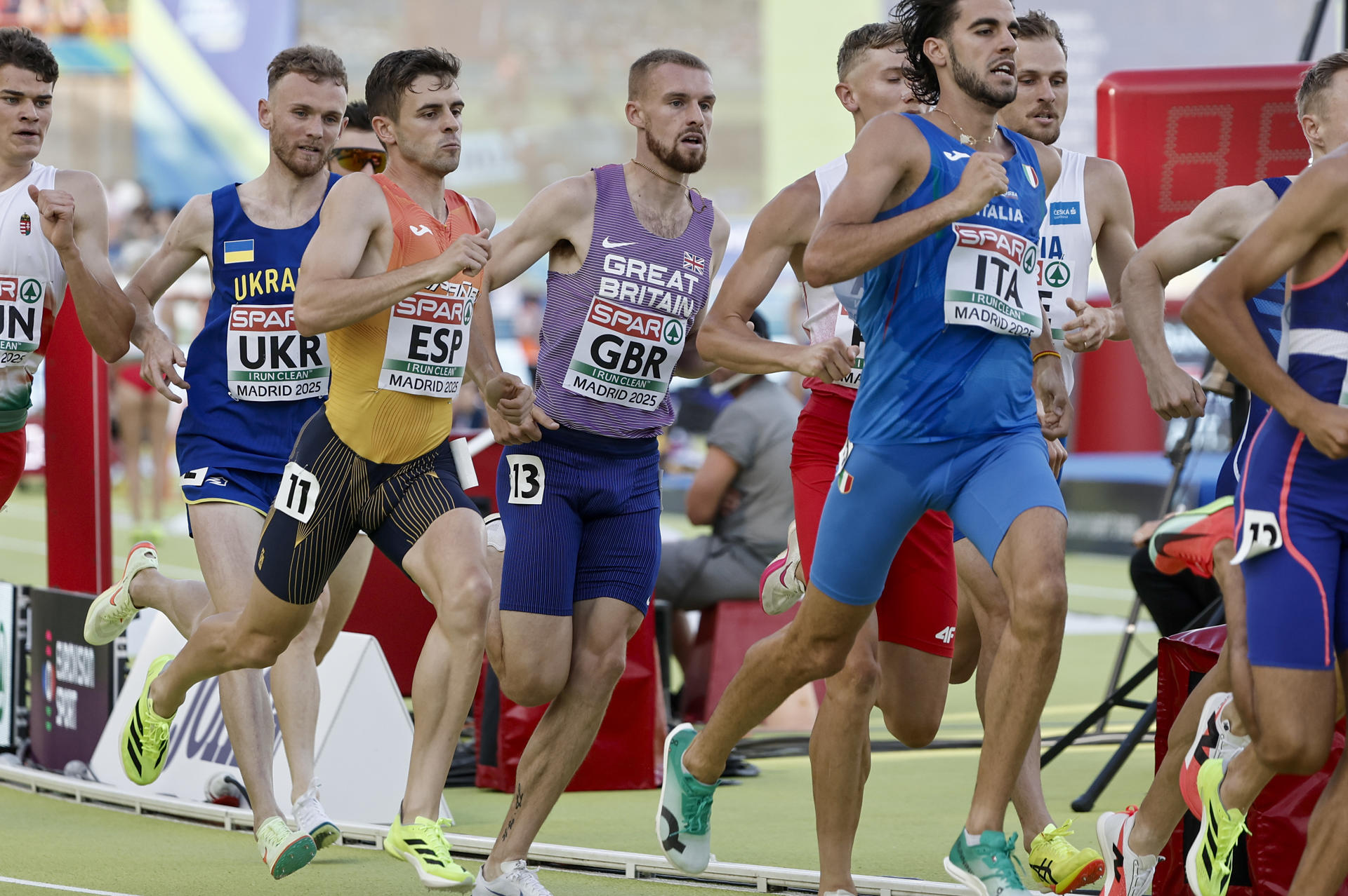 El español Adrián Ben (3i) durante la prueba masculina de 1500m del campeonato de Europa por equipos que se disputa en el estadio de Vallehermoso, en Madrid. EFE / Sergio Pérez