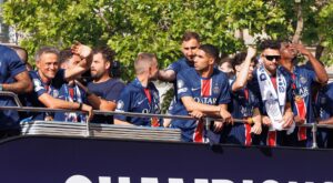 Paseo triunfal por los Campos Elíseos ante la afición del PSG.) EFE/EPA/SADAK SOUICI