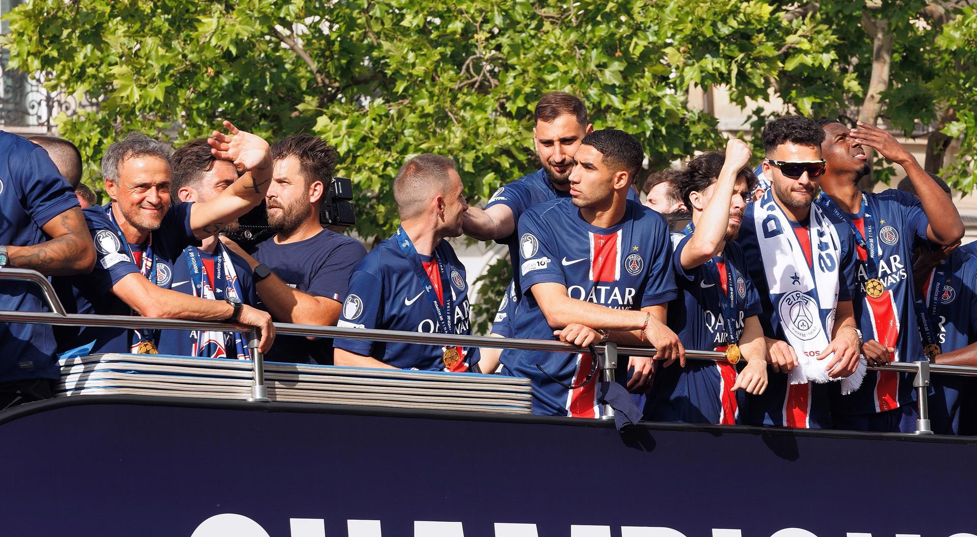 Paseo triunfal por los Campos Elíseos ante la afición del PSG.) EFE/EPA/SADAK SOUICI