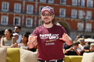 El actor y director Santiago Segura posa durante el pase gráfico de la película  Padre no hay más que uno 5. Nido repleto, dirigida y protagonizada por él mismo, este miércoles en Madrid. EFE/ Rodrigo Jiménez