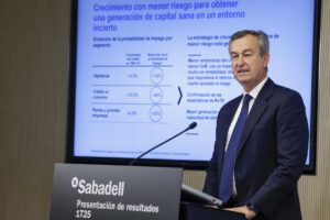 Imagen del consejero delegado del Banco Sabadell, César González Bueno, en la presentación de los resultados del primer trimestre del 2025 de la entidad. EFE/ JJ Guillén