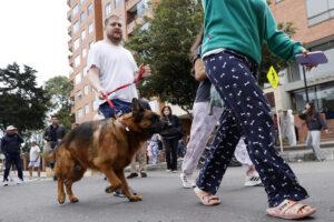 Personas salen de sus apartamentos tras un sismo de magnitud 6,5 este domingo, en Bogotá (Colombia). EFE/ Mauricio Dueñas Castañeda