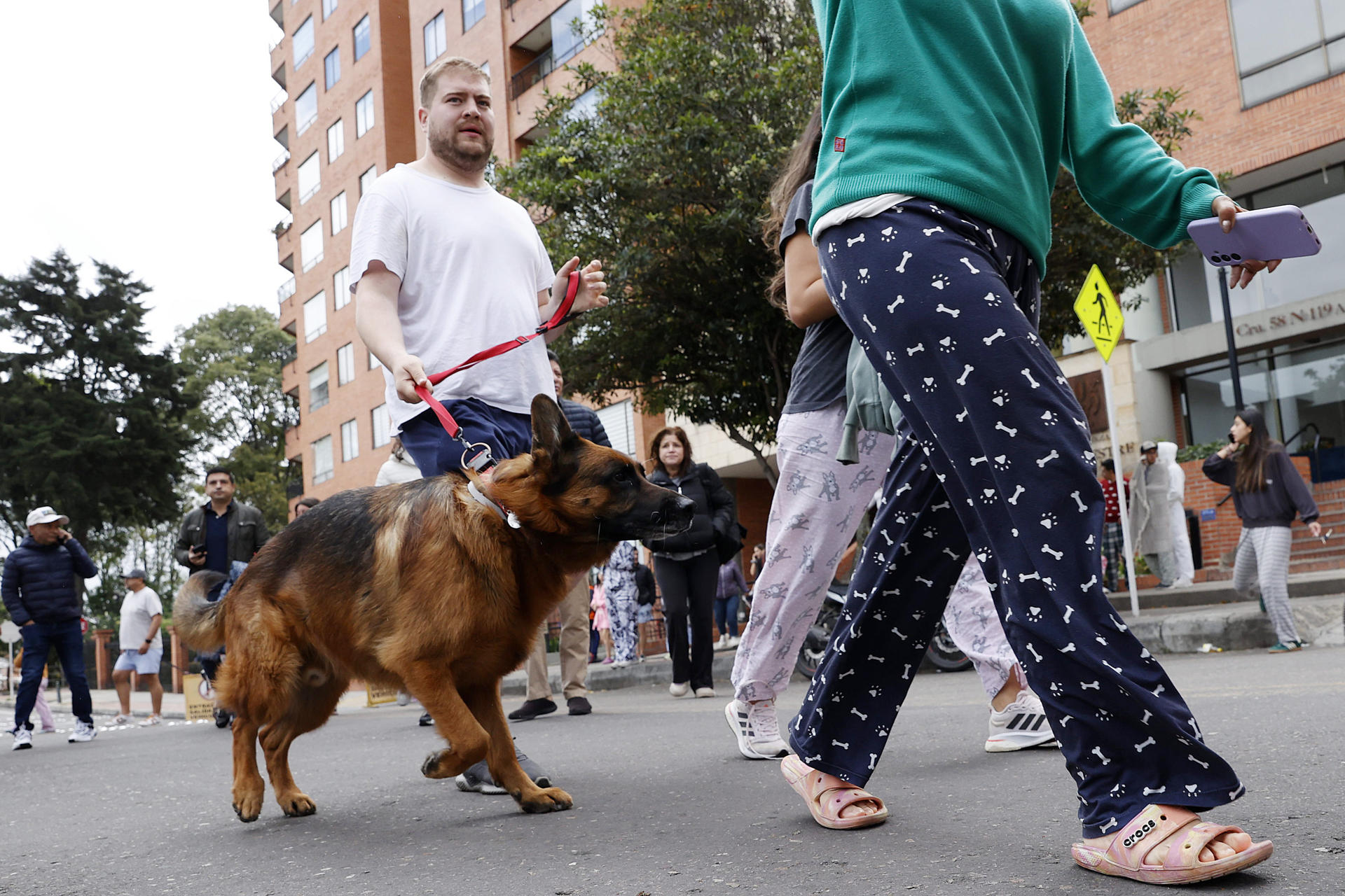 Personas salen de sus apartamentos tras un sismo de magnitud 6,5 este domingo, en Bogotá (Colombia). EFE/ Mauricio Dueñas Castañeda