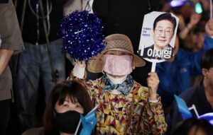 Seúl, 03/06/2025.- Seguidores de Lee Jae-Myung, del Partido Democrático, celebran los resultados de los sondeos que apuntan a la victoria de líder en las elecciones presidenciales celebradas en Corea del Sur. EFE/EPA/ANDRES MARTINEZ CASARES
