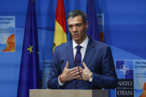 El presidente del Gobierno de España, Pedro Sánchez, en rueda de prensa en el marco de la cumbre de la OTAN que se celebró este miércoles en La Haya, Países Bajos. EFE/J.J. Guillén