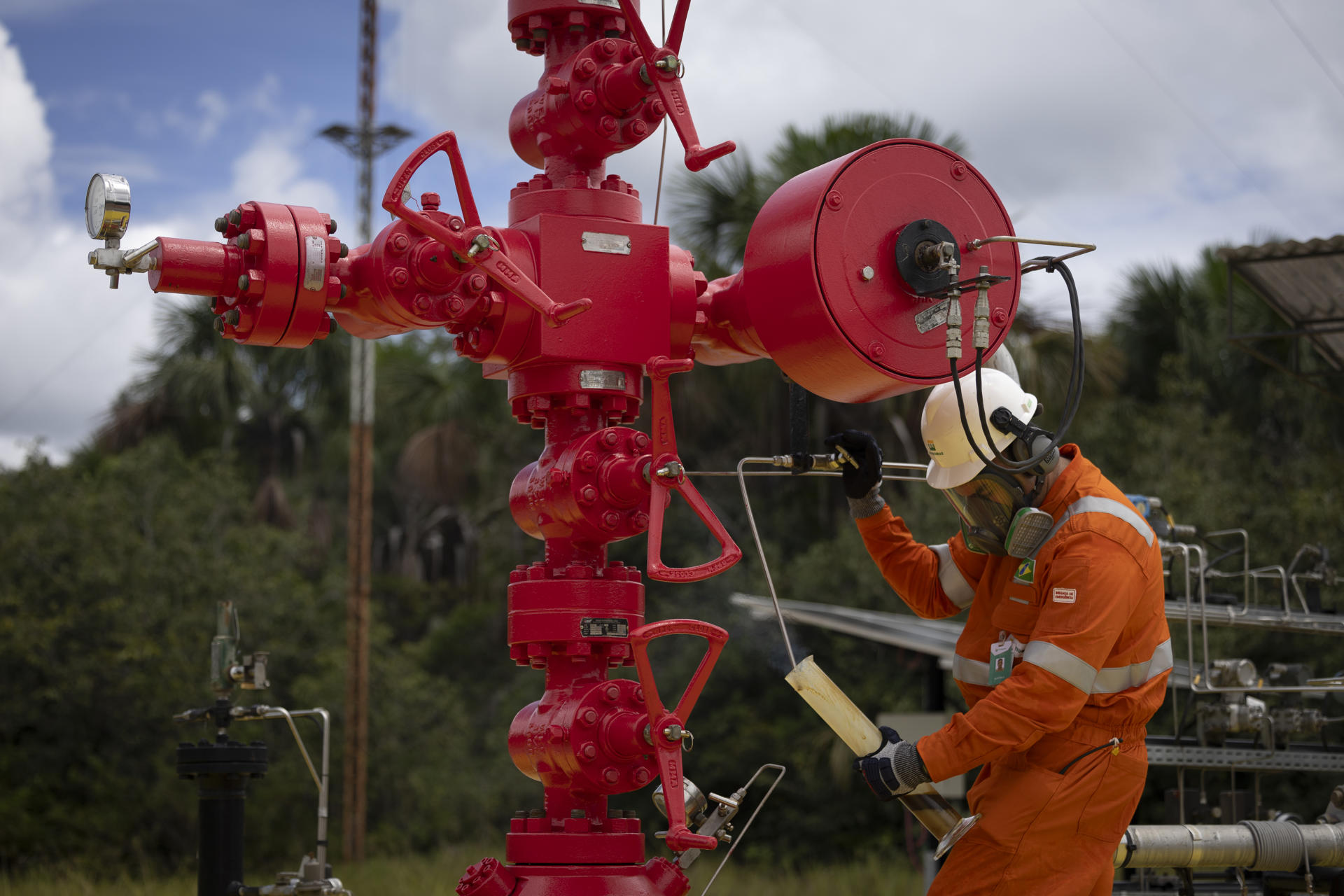 Fotografía de archivo en donde un empleado de toma una muestra de petróleo en un pozo descubierto en el distrito petrolero de Urucú, en el municipio de Coari, estado de Amazonas (Brasil). EFE/ Isaac Fontana
