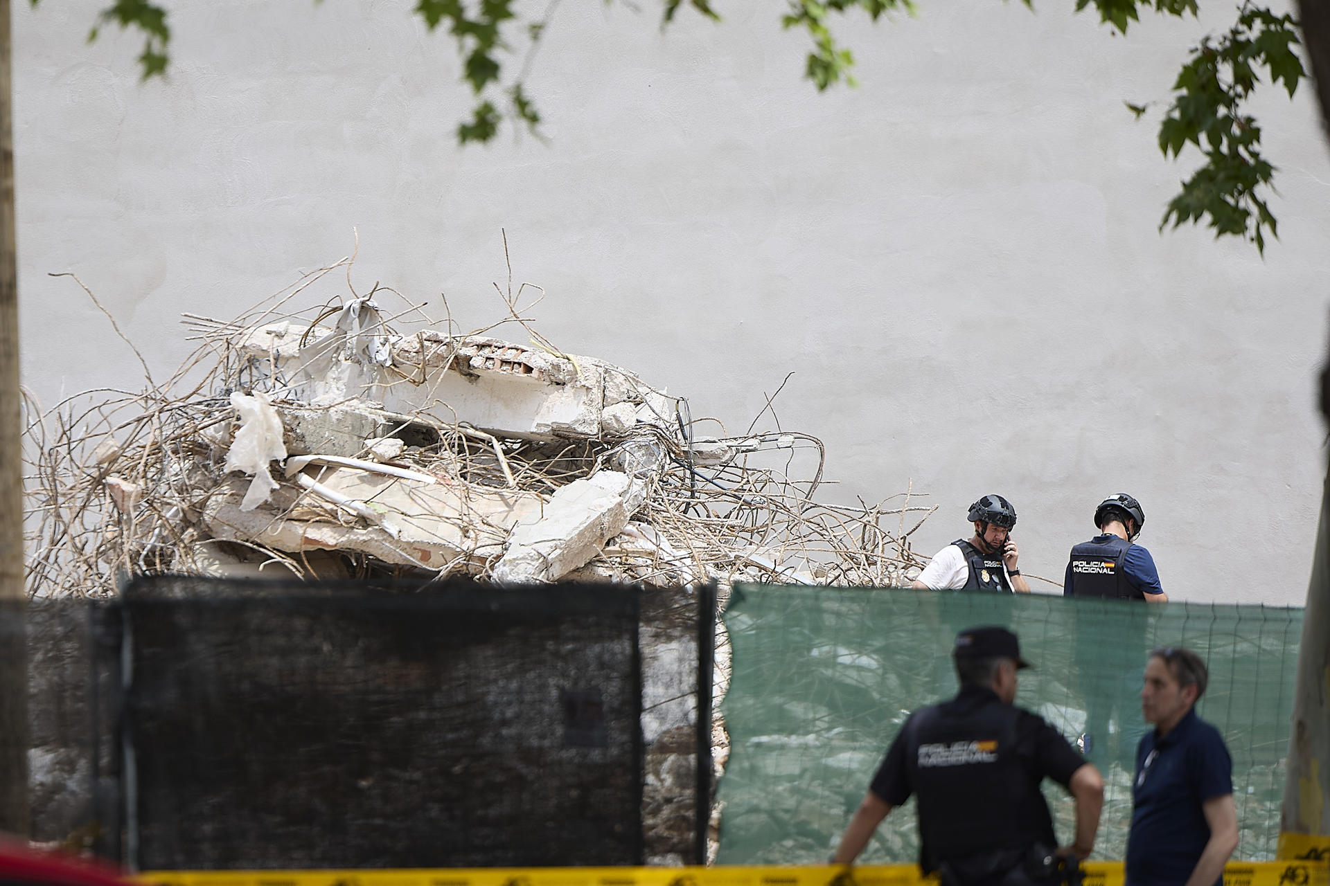 Los especialistas en desactivación de explosivos, Tedax, se han desplazado este lunes a alavera de la Reina (Toledo) tras una deflagración que se ha producido en las obras que se están llevando a cabo durante la construcción de un nuevo supermercado, situado en la avenida del Príncipe Felipe. EFE/ Manu Reino