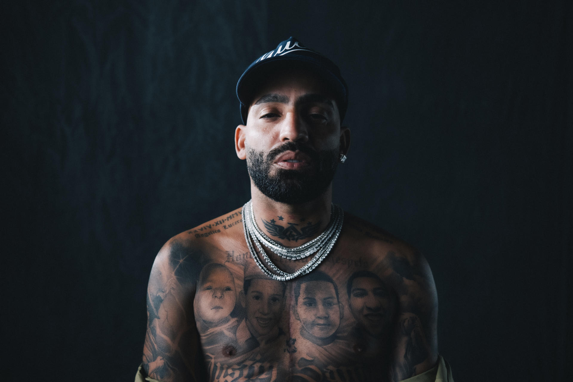 Fotografía cedida por Bstatic del eguetonero puertorriqueño Arcángel quien presentó este viernes, su nuevo disco, 'Sr. Santos II - Sueños de Grandeza', el cual aseguró que lo sacó "del alma", pues lo terminó varios días después de operación en su corazón. Compuesto por 18 canciones, el álbum, una secuela de 'Sr. Santos I', cuenta con un selecto grupo de invitados y nace en un punto de inflexión en la vida de Austin Santos, nombre de pila de Arcángel. EFE/ Bstatic