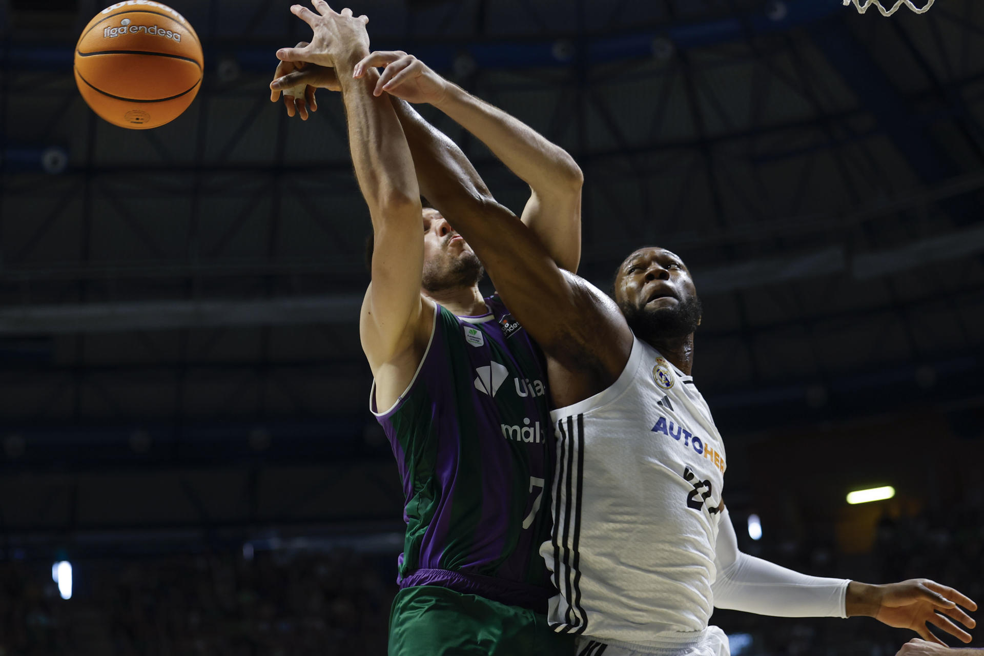 - El alero del Unicaja Jonathan Barreiro (i) en acción ante el alero angolés del Real Madrid Bruno Fernando durante el tercer partido de semifinales de la Liga Endesa de Baloncesto entreUnicaja y Real Madrid, este domingo en el Palacio de Deportes José María Martín Carpena de Málaga. EFE/ Jorge Zapata