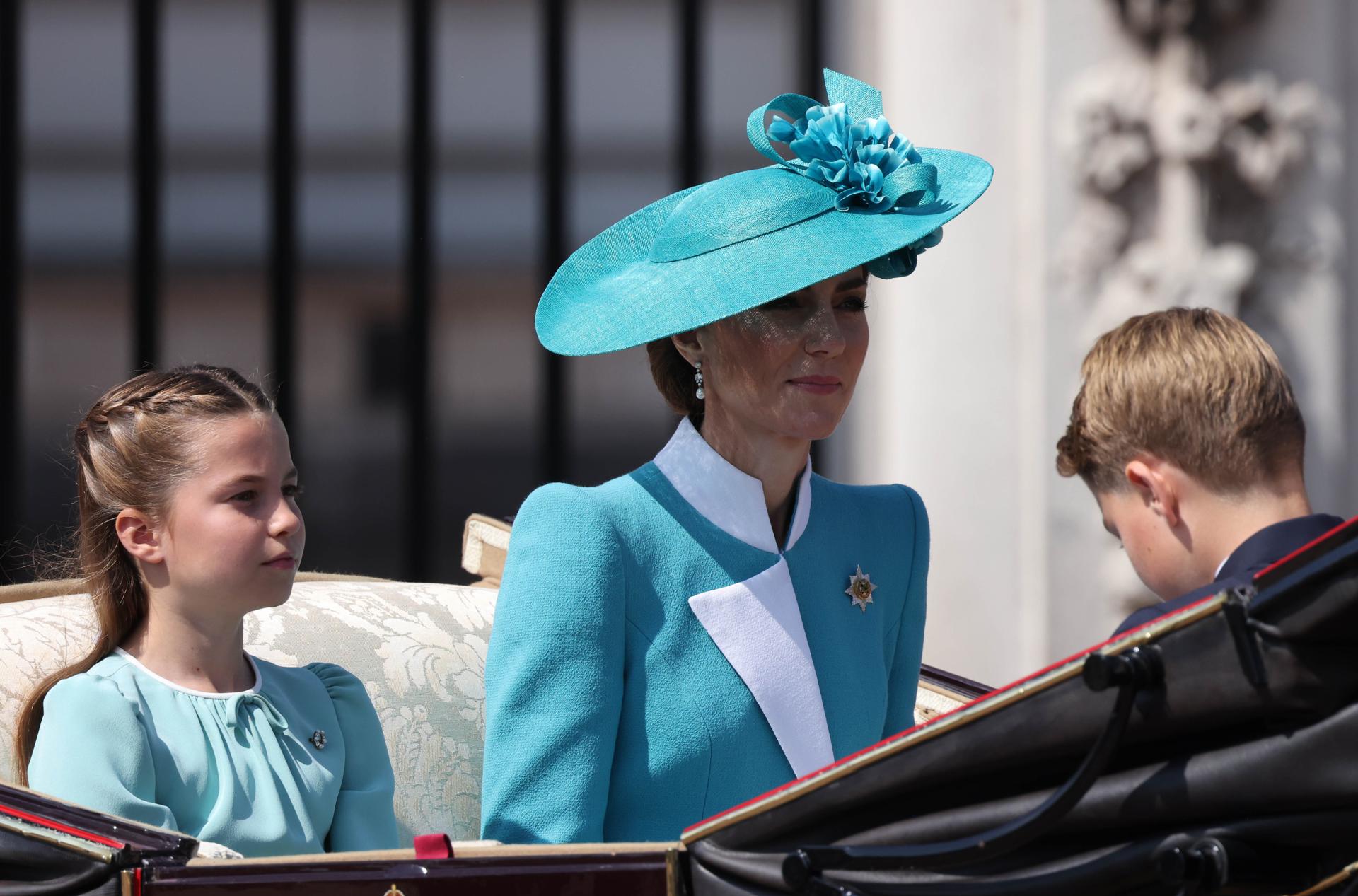 La princesa Charlotte de Gran Bretaña (I) y su madre Catherine, princesa de Gales (C) y el príncipe George durante el desfile militar para celebrar el cumpleaños oficial del soberano británico. EFE/EPA/NEIL HALL