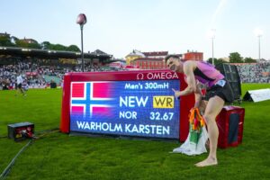 El noruego Karsten Warholm tras establecer un nuevo récord del mundo en la atípica distancia de los 300 metros vallas al imponerse este jueves en los Bislett Games de Oslo con un tiempo de 32.67 segundos. EFE/EPA/Heiko Junge