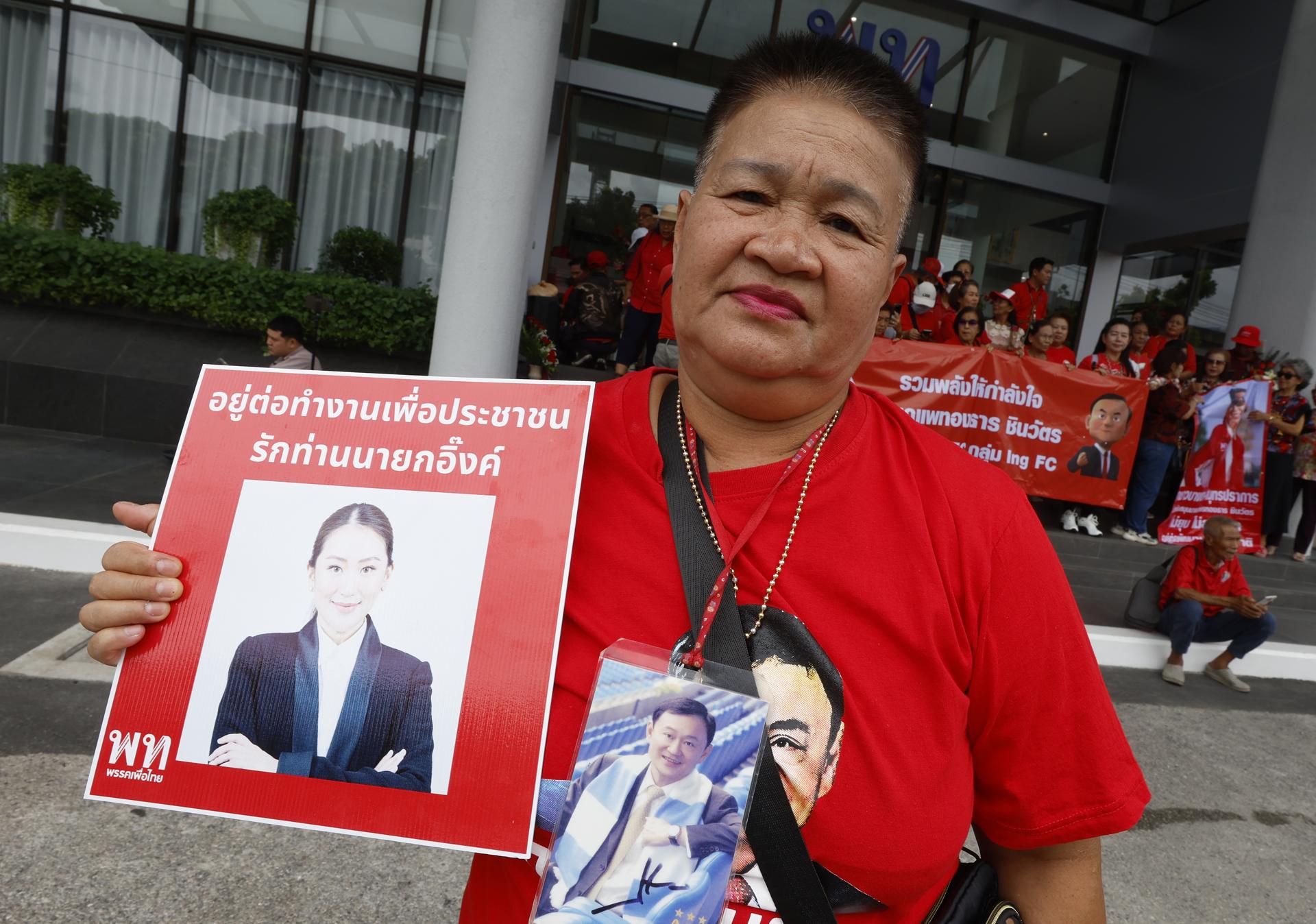 BANGKOK (Thailand), 27/06/2025.- A supporter holds a picture of Thai Prime Minister Paetongtarn Shinawatra as they gather for a protest at the Pheu Thai Party's headquarters in Bangkok, Thailand,27 June 2025. Supporters of Prime Minister Paetongtarn rallied in her support amid increased calls for her resignation following the leak of an audio recording of her phone conversation with former Cambodian Premier Hun Sen regarding a border dispute between the two countries. (Protestas, Camboya, Tailandia) EFE/EPA/NARONG SANGNAK