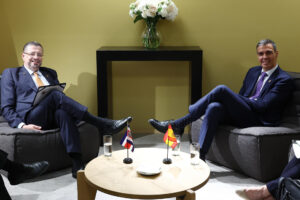 El presidente del Gobierno, Pedro Sánchez (d), durante la reunión mantenida con el presidente deCosta Rica, Rodrigo Chaves, dentro de la tercera Cumbre de la ONU sobre los Océanos que se celebra en Niza (Francia). Moncloa/Fernando Calvo // SOLO USO EDITORIAL/SOLO DISPONIBLE PARA ILUSTRAR LA NOTICIA QUE ACOMPAÑA (CRÉDITO OBLIGATORIO)