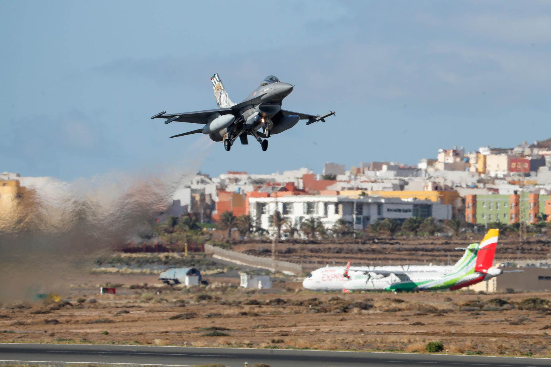 En la imagen, un F18 en la Base Aérea de Gando (Canarias). EFE/ Elvira Urquijo A.