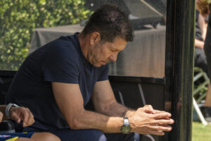 El entrenador del Atlético de Madrid, Diego Simeone, lamentó este lunes en Pasadena (California) la eliminación del Mundial de Clubes, pese a que su equipo cerró la fase de grupos con los mismos puntos de los clasificados a los octavos de final: PSG y Botafogo. EFE/Ángel Colmenares