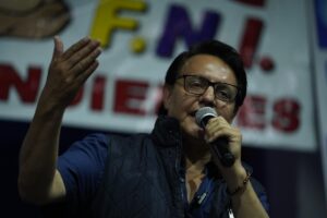 Fotografía de archivo, tomada el 8 de agosto de 2023, del entonces candidato a la presidencia de Ecuador Fernando Villavicencio, minutos antes de que fuera asesinado, en Quito (Ecuador). EFE/STR