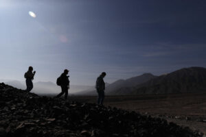 Fotografía de archivo que muestras a turistas exlporando en las pampas de Nazca (Perú). EFE/ Paolo Aguilar