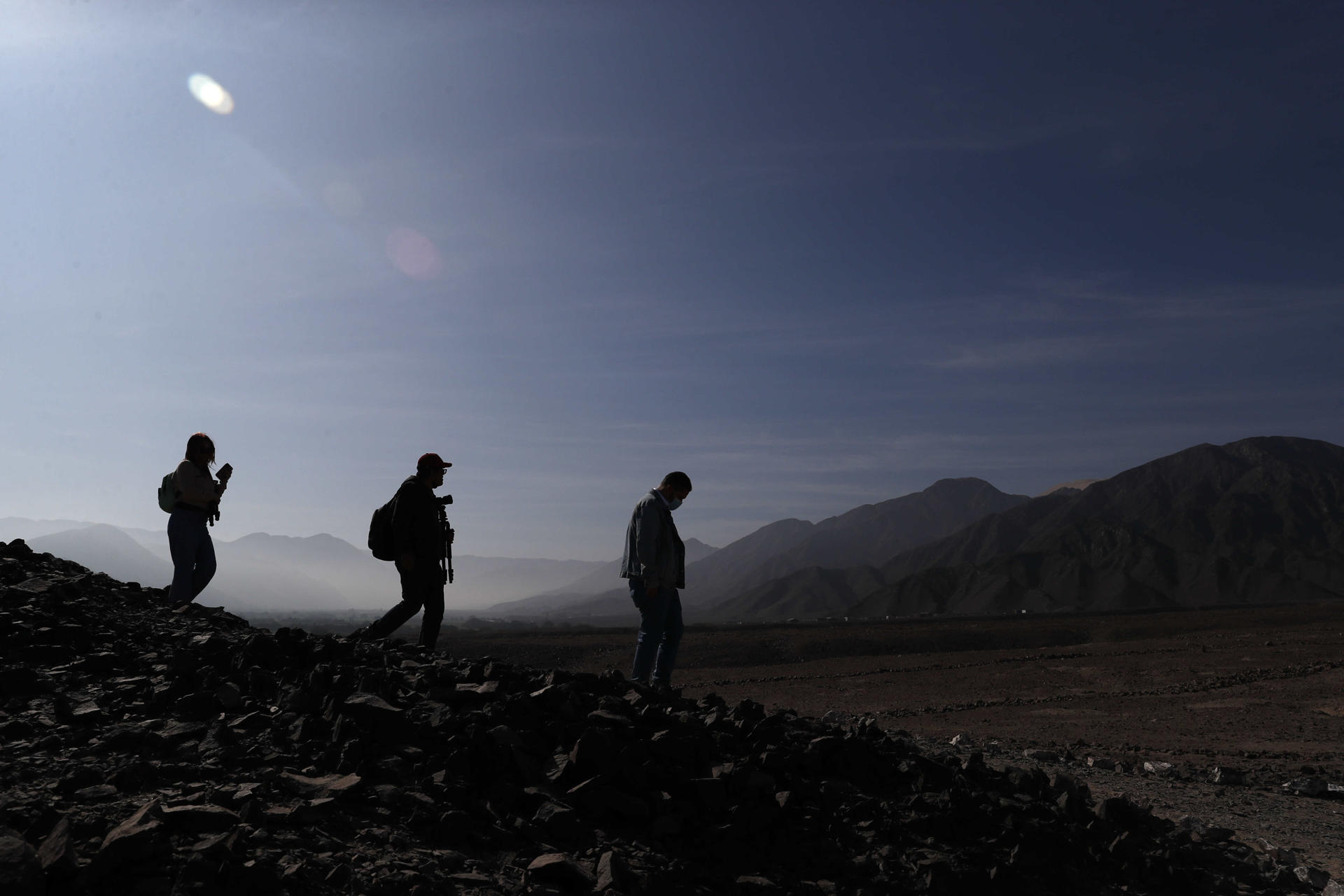 Fotografía de archivo que muestras a turistas exlporando en las pampas de Nazca (Perú). EFE/ Paolo Aguilar