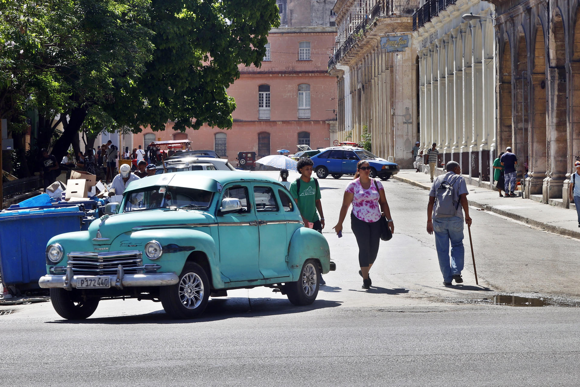 Personas caminan por una calle este 16 de junio de 2025, en La Habana (Cuba). EFE/ Ernesto Mastrascusa
