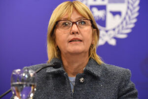 La ministra de Salud Pública de Uruguay, Cristina Lustemberg, habla en una rueda de prensa este martes en Montevideo (Uruguay). EFE/STR