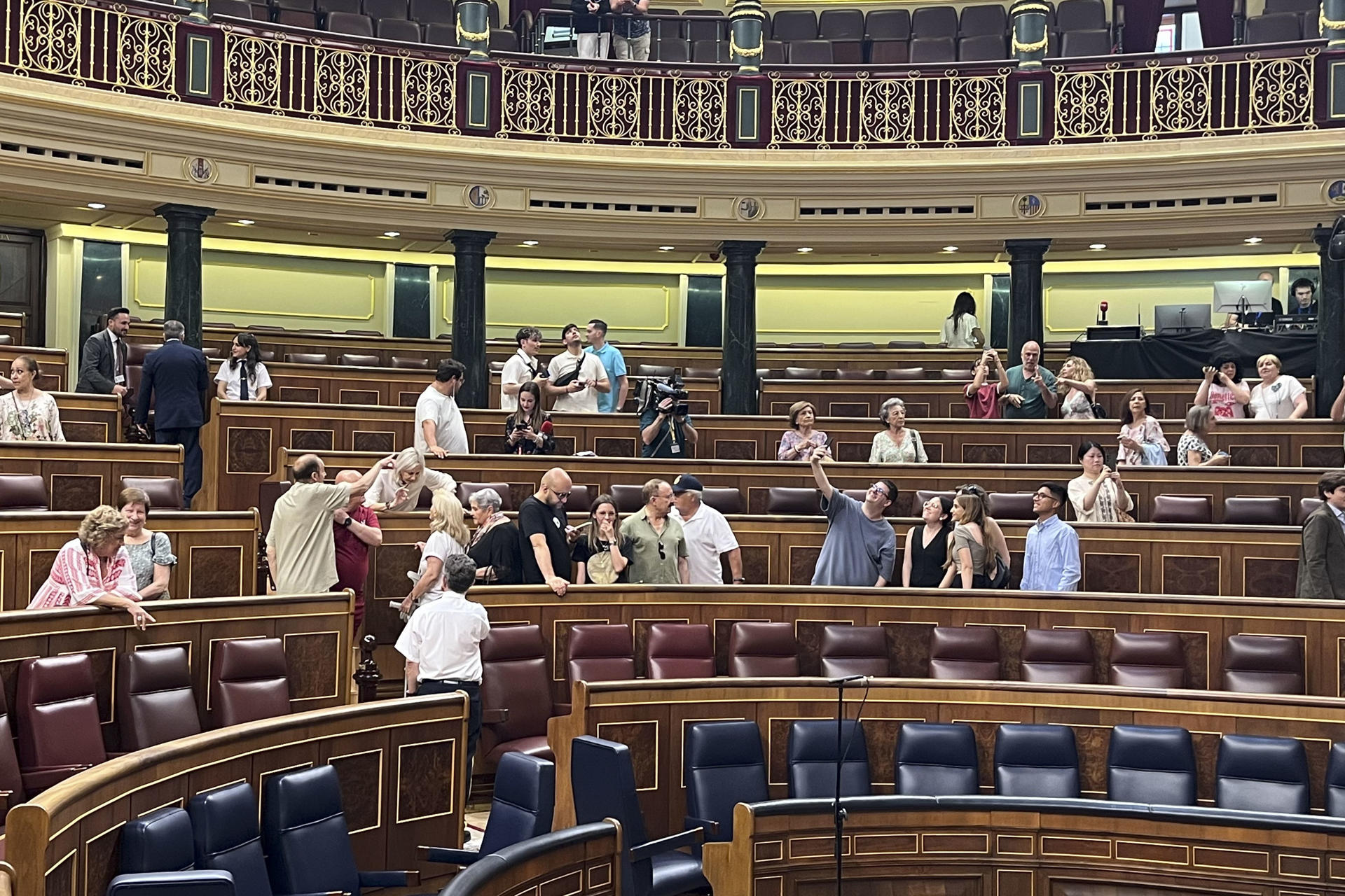 Jornada de Puertas Abiertas en el Congreso de los Diputados en Madrid este viernes. La Puerta de los Leones se ha abierto de nuevo este viernes a los ciudadanos con motivo de la Jornada de Puertas Abiertas del Congreso, que se celebran en conmemoración de las primeras elecciones democráticas de 1977. EFE/ Leonor Trinidad Barrero