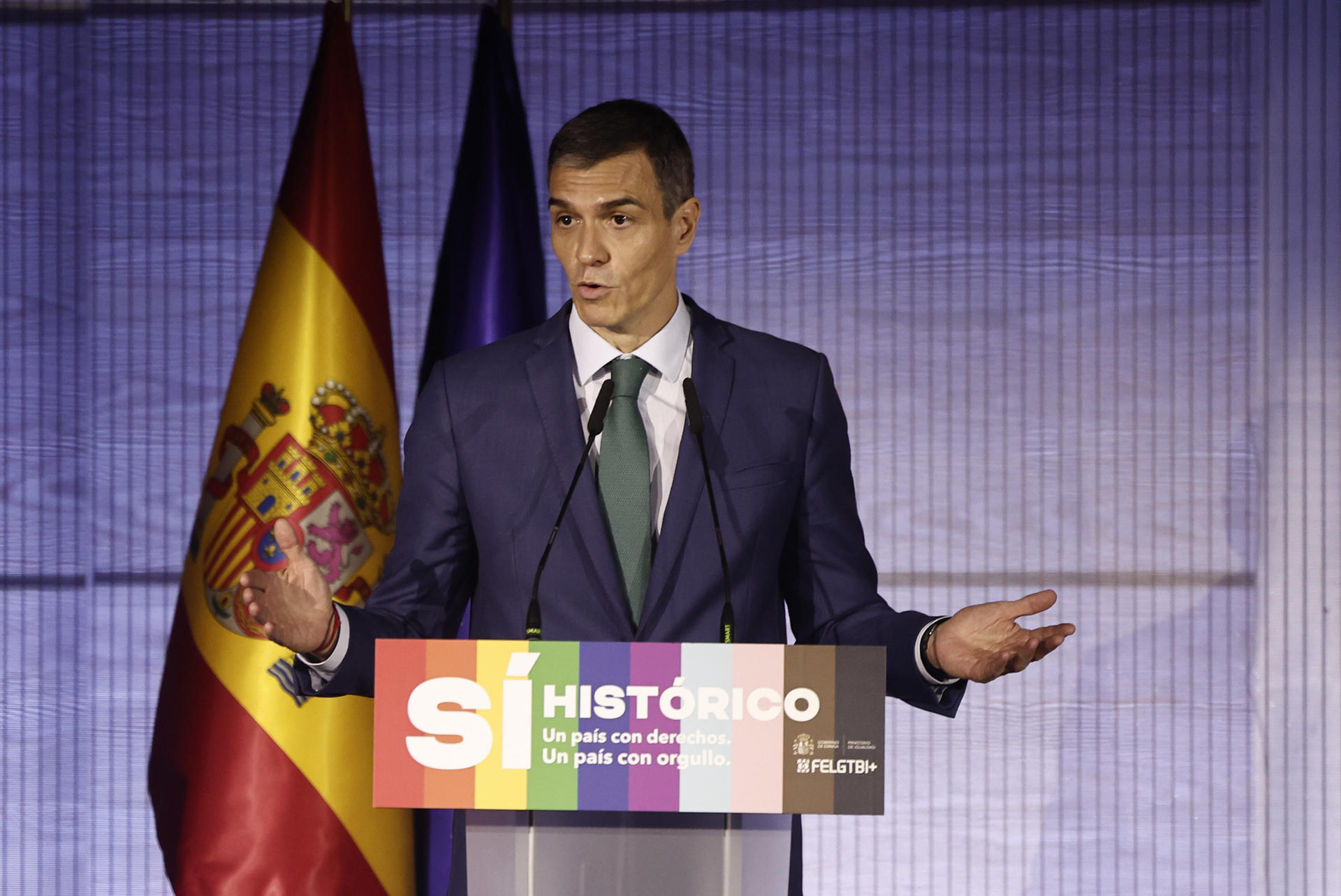 El presidente del Gobierno, Pedro Sánchez, interviene en el acto conmemorativo del 20º aniversario de la ley que legalizó en España el matrimonio entre personas del mismo sexo, este lunes en el Museo del Traje, en Madrid. EFE/ Sergio Perez
