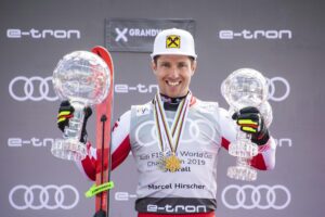 El austriaco Marcel Hirscher, en una foto de archivo, con las Copas del Mundo de esquí alpino que ganó durante la temporada 2018-19. EFE/EPA/CHRISTIAN BRUNA