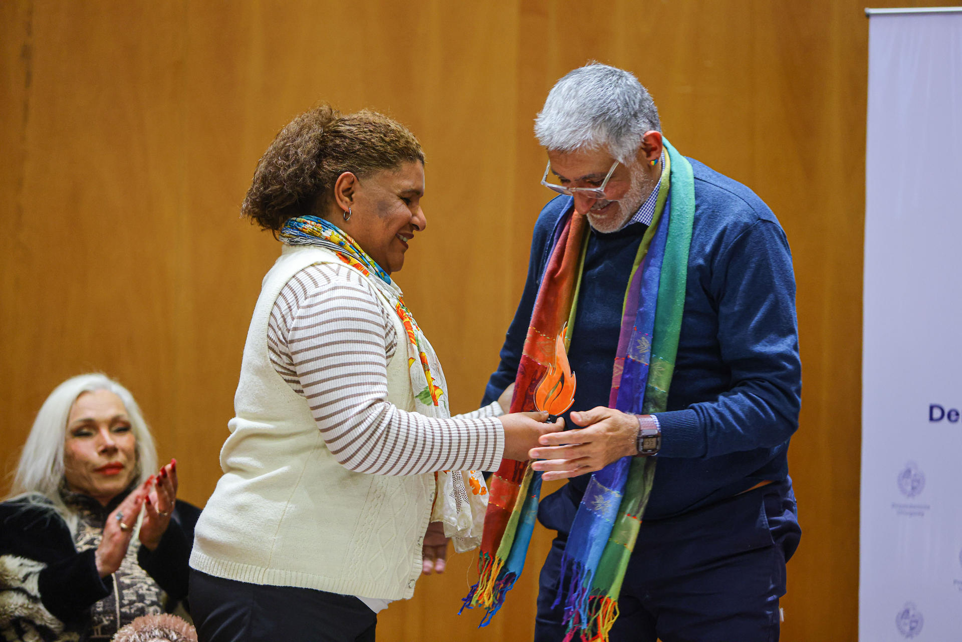 El activista Fernando Frontan (d) recibe un reconocimiento durante el homenaje denominado Orgullo y Memoria este 24 de junio de 2025, en Montevideo (Uruguay). EFE/ Gastón Britos