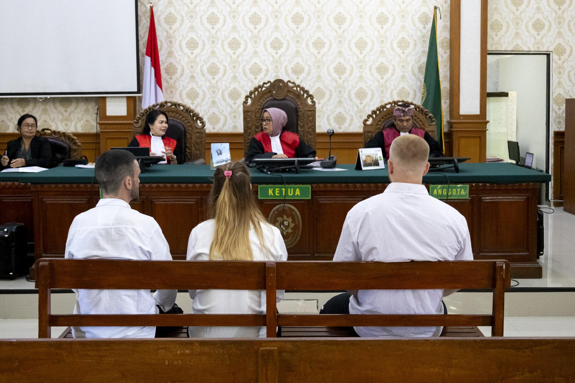 Los tres británicos acusado de traficar con cocaína en Indonesia, delito que el país castiga con hasta la pena capital.
EFE/EPA/MADE NAGI