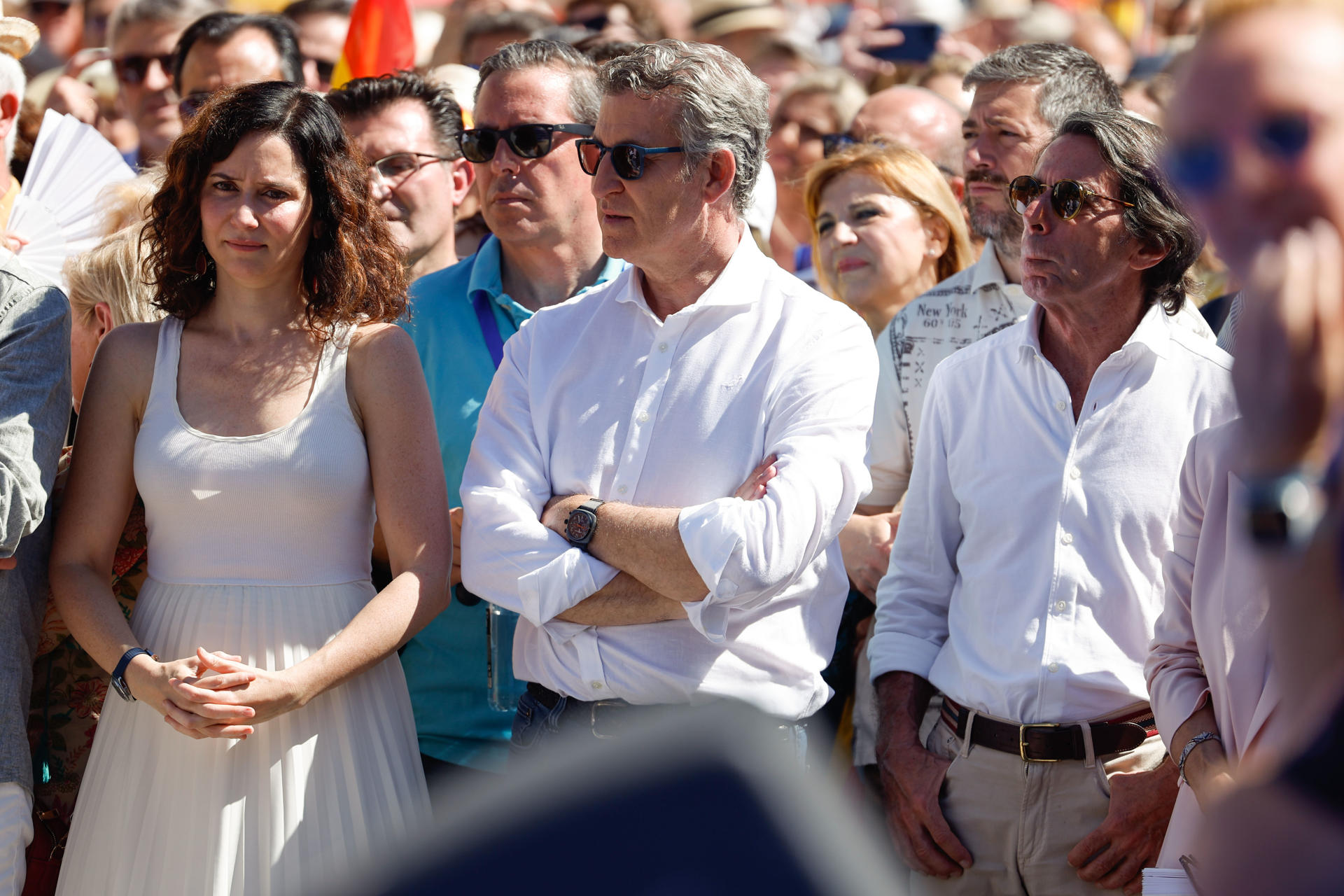 El líder del PP, Alberto Núñez Feijóo (c), junto a la presidenta del PP de Madrid y de la Comunidad de Madrid, Isabel Díaz Ayuso (i), y el expresidente del Gobierno José María Aznar (d) durante la manifestación convocada por el Partido Popular contra el Gobierno de Pedro Sánchez bajo el lema 'Democracia o mafia' este domingo en la plaza de España de Madrid. EFE/ Javier Lizón
