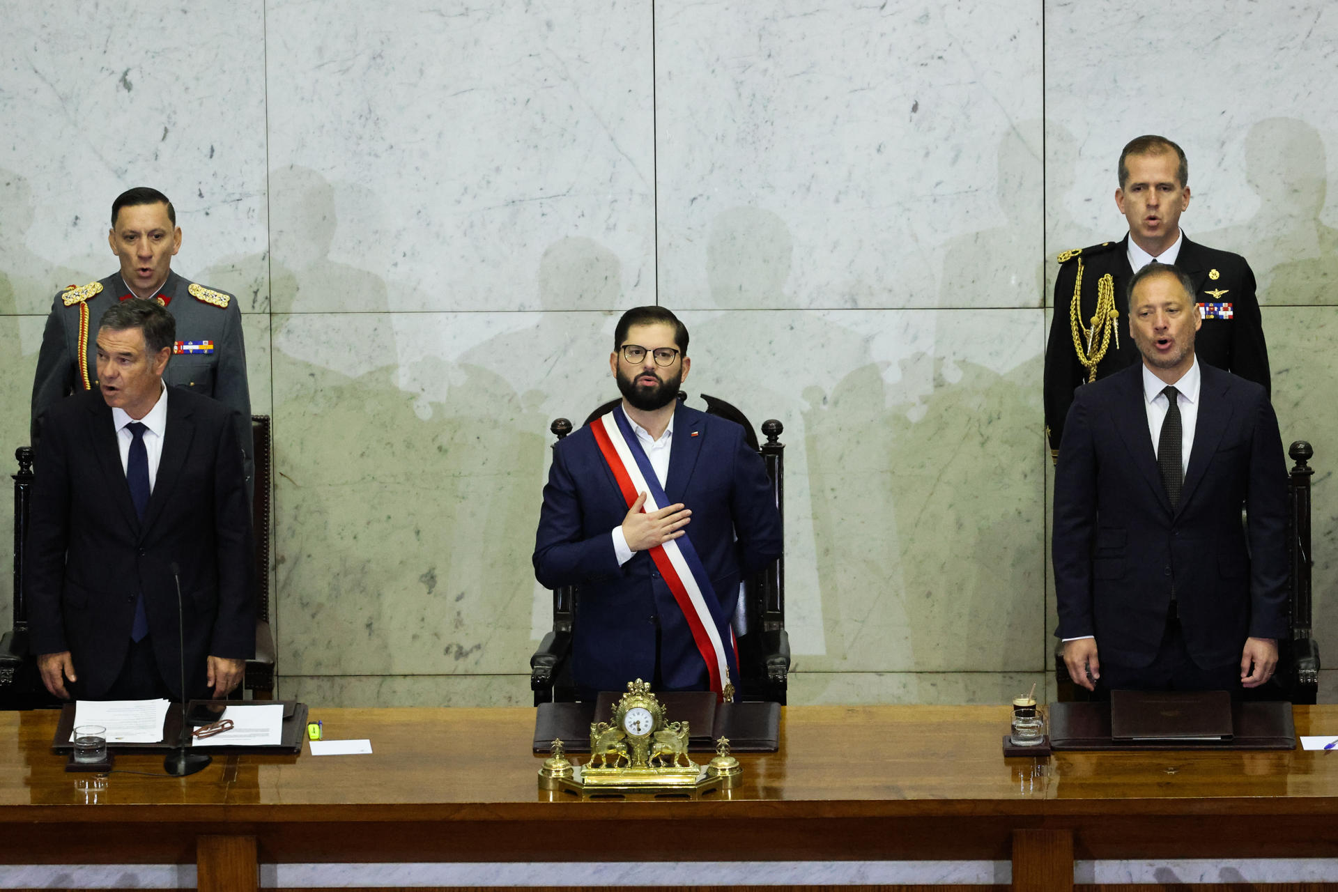 CHEl presidente de Chile, Gabriel Boric (c), llega hasta el salón de honor del Congreso Nacional para ofrecer el balance de su mandato este domingo, en Valparaíso (Chile). EFE/ Cristóbal Basaure