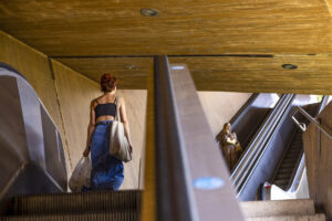 TLas escaleras mecánicas de Recaredo en Toledo cumplen este viernes 25 años, durante los cuales se han convertido en un motivo de "orgullo" para los toledanos y una muestra de "hospitalidad" de la ciudad; reto que afronta también Cuenca, que está construyendo sus primeros remontes mecánicos. EFE/Ismael Herrero