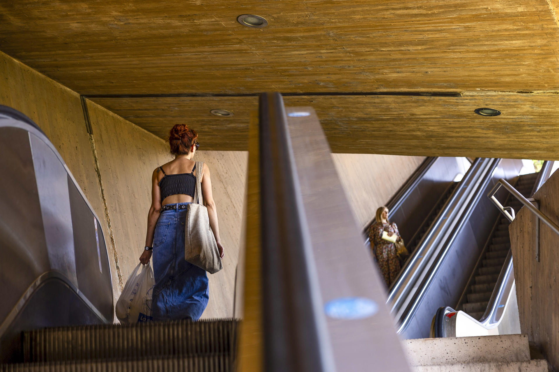 TLas escaleras mecánicas de Recaredo en Toledo cumplen este viernes 25 años, durante los cuales se han convertido en un motivo de "orgullo" para los toledanos y una muestra de "hospitalidad" de la ciudad; reto que afronta también Cuenca, que está construyendo sus primeros remontes mecánicos. EFE/Ismael Herrero