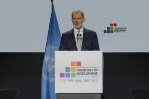 Felipe VI interviene durante la IV Conferencia Internacional de la ONU sobre Financiación para el Desarrollo, este lunes en Sevilla. Unos 70 jefes de Estado o de Gobierno se reúnen hasta el próximo jueves en este encuentro que aspira movilizar más recursos en cooperación y reafirmar el compromiso con el multilateralismo. EFE