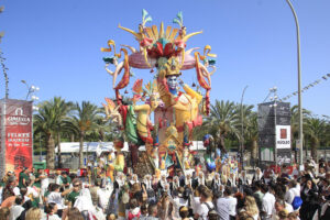La hoguera Baver Els Antigons se ha proclamado este sábado vencedora del primer premio de especial de las fiestas de Hogueras de Alicante con el monumento 'Vanity', del artista Paco Torres. EFE/ Morell