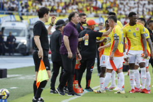El seleccionador de Colombia Néstor Lorenzo (c) da indicaciones a los jugadores ante Perú. EFE/Mauricio Dueñas Castañeda