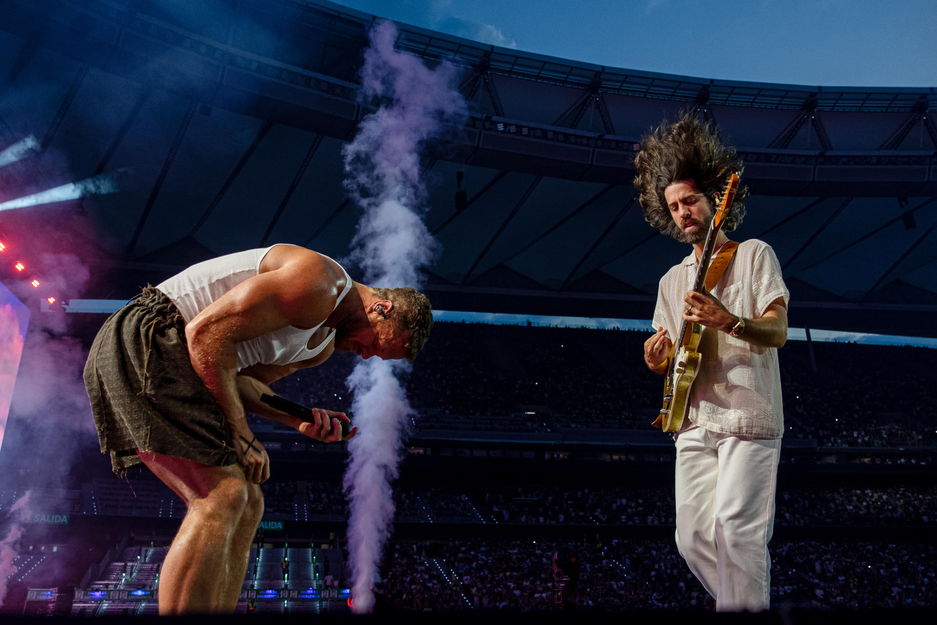 El cantante del grupo estadounidense Imagine Dragons, Dan Reynolds, durante su actuación hoy sábado en el estadio Metropolitano de Madrid. EFE / Daniel González.