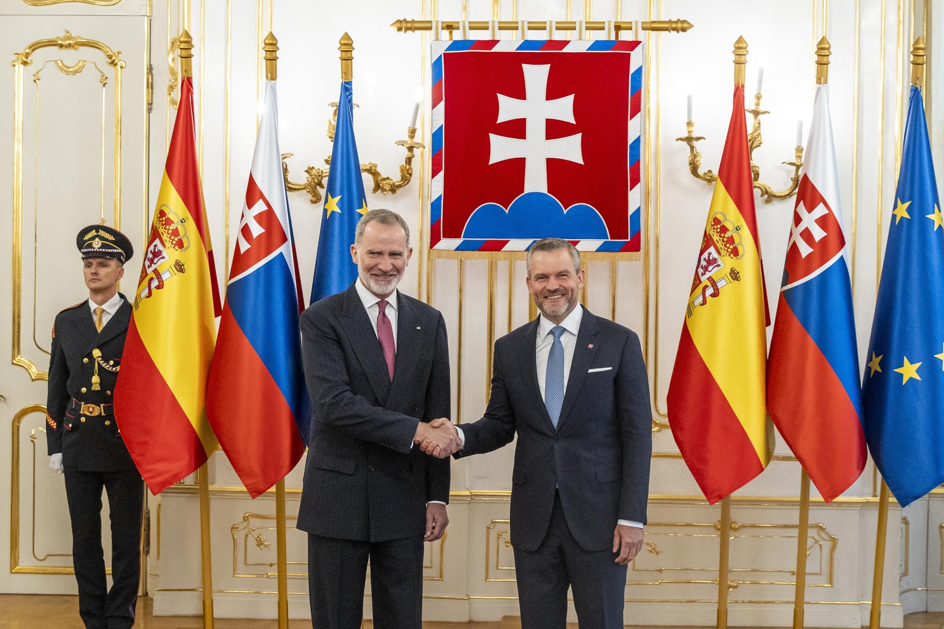 El rey Felipe VI y el presidente de Eslovaquia Peter Pellegrini (d) posan para los fotógafos antes de su reunión en el Palacio Presidencial en Bratislava, Eslovaquia. EFE/Jakub Gavlak