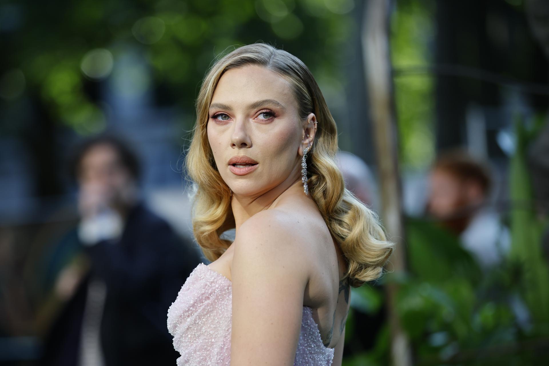 La actriz Scarlett Johansson asiste al estreno mundial de 'Jurassic World Rebirth' en el Odeon Luxe, Leicester Square, Londres. EFE/TOLGA AKMEN