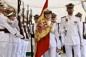 La princesa Leonor de Borbón hizo este viernes de abanderada en la ceremonia de jura de bandera que tuvo lugar en el muelle 88 del río Hudson de Nueva York, adonde llegó a bordo del buque escuela Juan Sebastián de Elcano el pasado miércoles. EFE/Casa Real/Francisco Gómez