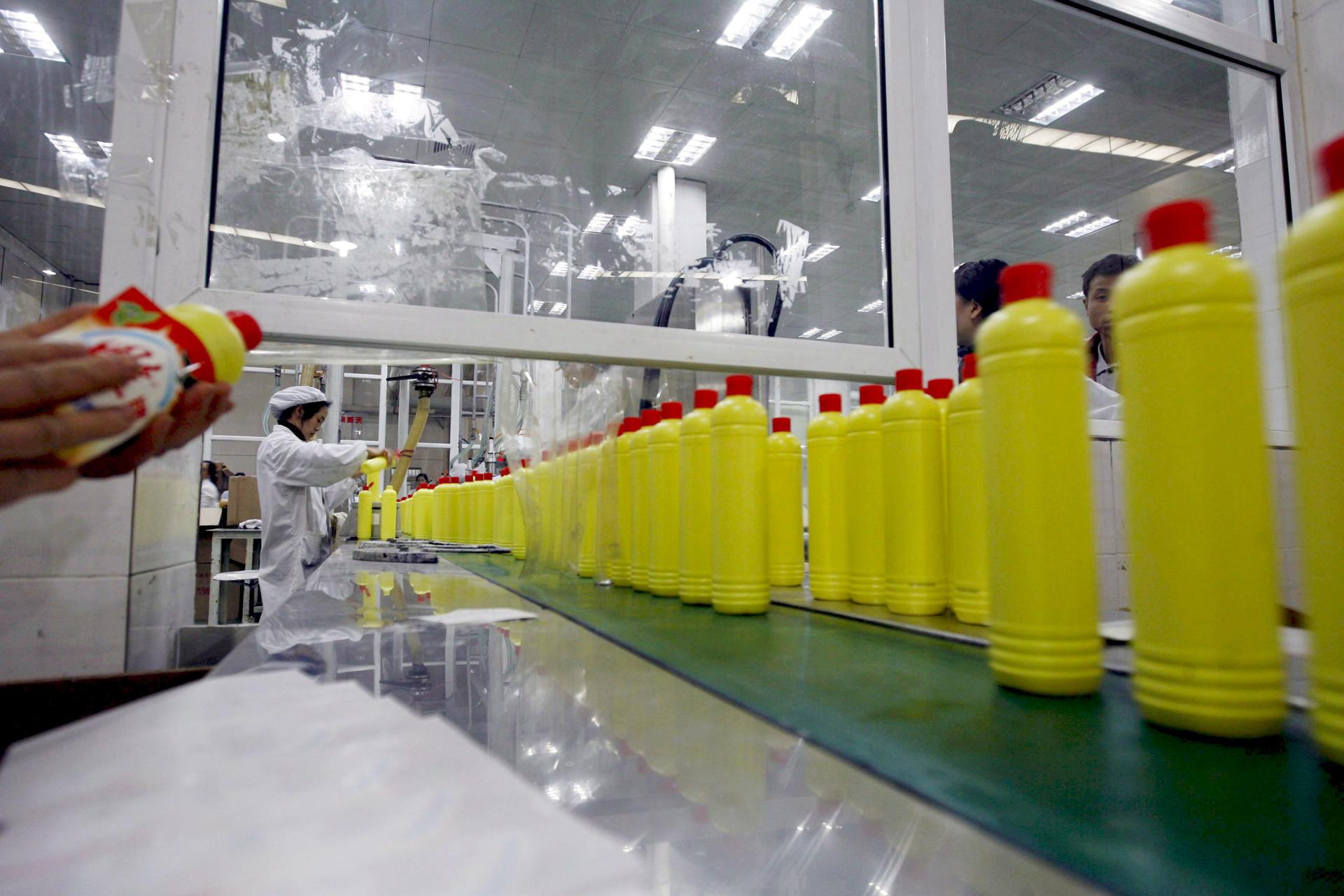 Imagen de archivo de unos trabajadores que examinan botellas de detergente en una planta de Chengdu, en la provincia de Sichuan, China. EFE/Wang Xiaobo