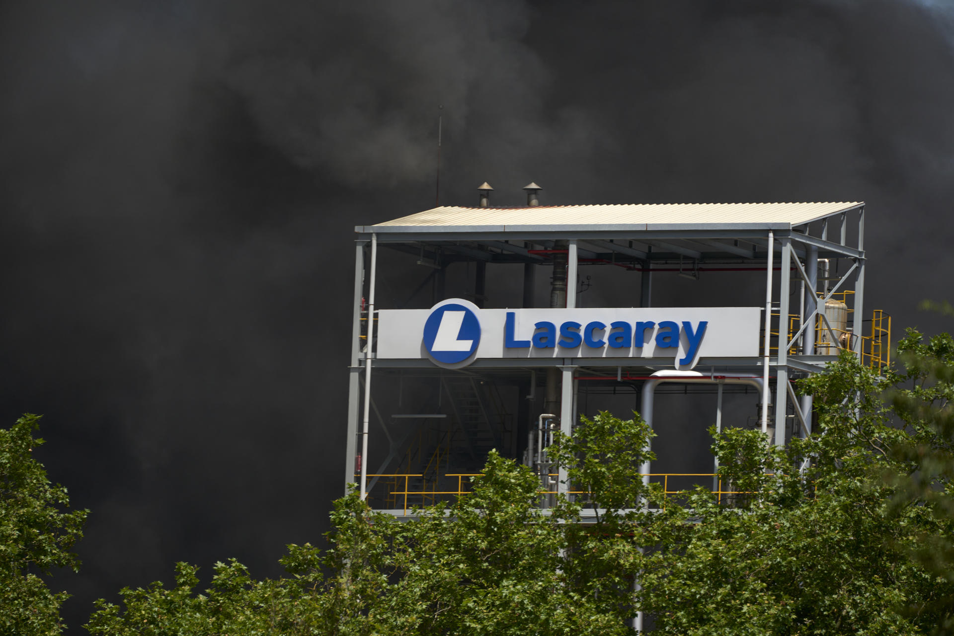 -Un incendio ocurrido este viernes en la fábrica del productos de higiene personal LEA, en Vitoria, ha causado llamaradas de varios metros de altura y una densa columna de humo negro que es visible desde toda la ciudad. 
Las empresas colindantes a la fábrica incendiada, ubicada en el polígono industrial de Gamarra, han sido desalojadas ante las dimensiones del incendio que ha tenido lugar a las 13.45 horas y no ha causado heridos.
La labor de los bomberos se está concentrando en evitar que las llamas se extiendan a unos depósitos de oxígeno existentes en la fábrica, cuyo personal ha podido abandonar las instalaciones, según han explicado desde el Ayuntamiento de la capital alavesa. EFE/ L.Rico
