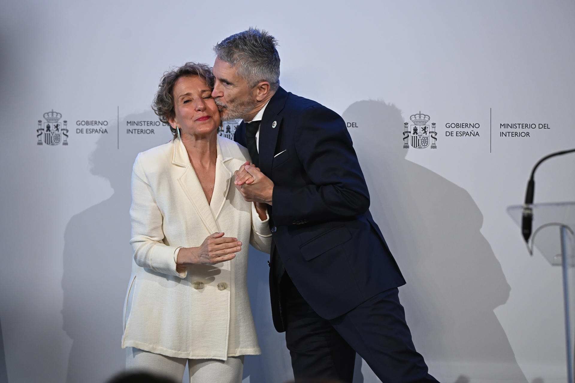 Aina Calvo toma posesión como secretaria de Estado de Seguridad en un acto presidido por el ministro del Interior, Fernando Grande-Marlaska (i), este jueves en la sede del ministerio. EFE/Fernando Villar